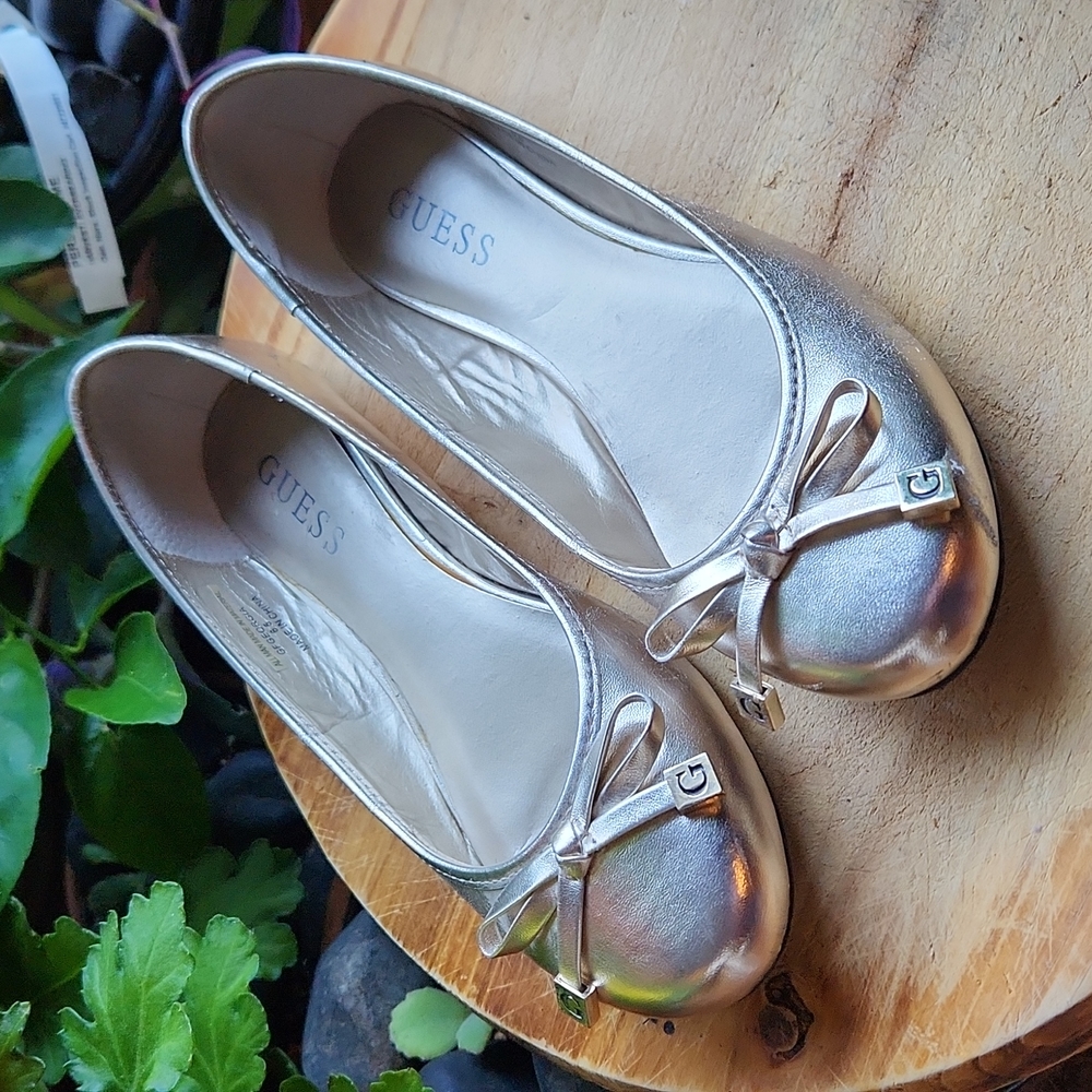 6.5M Metallic White Gold Bow Charms Guess Ballet Flats Vegan